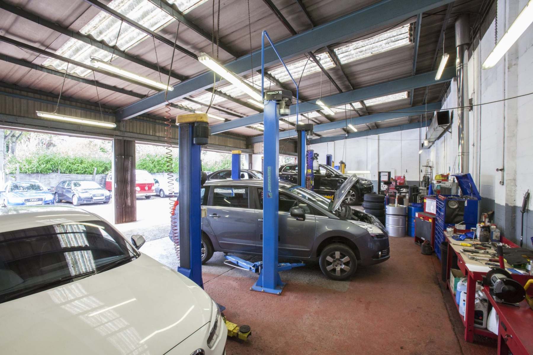 HiQ Tyres & Autocare Maidenhead (Barnside Motors)